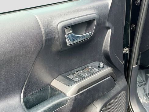 Used 2021 Toyota Tacoma TRD Sport w/ Technology Package image 17