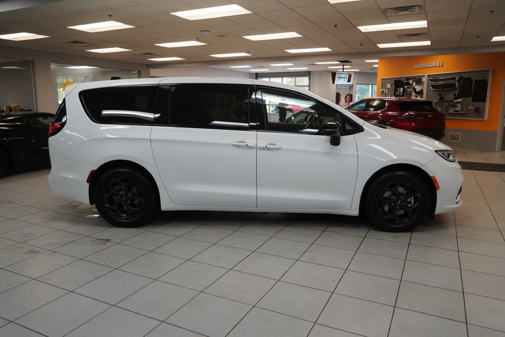 Used 2024 Chrysler Pacifica Limited FWD image 7
