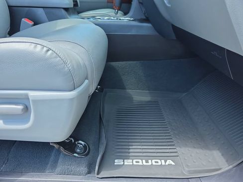 Used 2021 Toyota Sequoia Platinum AWD/4WD image 32