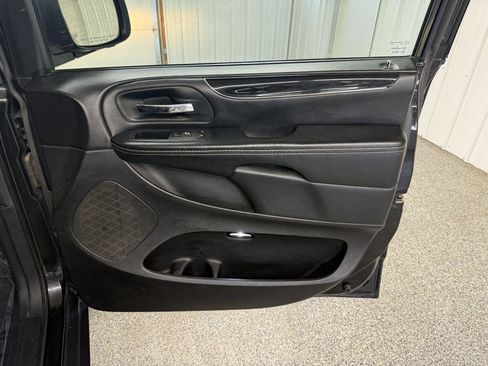 Used 2017 Dodge Grand Caravan SXT w/ Driver Convenience Group image 38