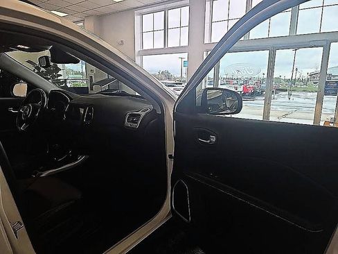 Used 2020 Jeep Compass Latitude w/ Cold Weather Group AWD/4WD image 35