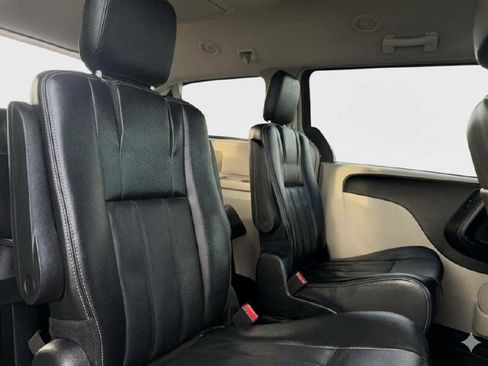 Used 2014 Chrysler Town & Country Touring image 14