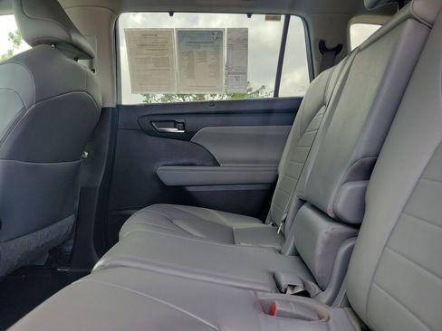 Used 2023 Toyota Highlander XLE image 12
