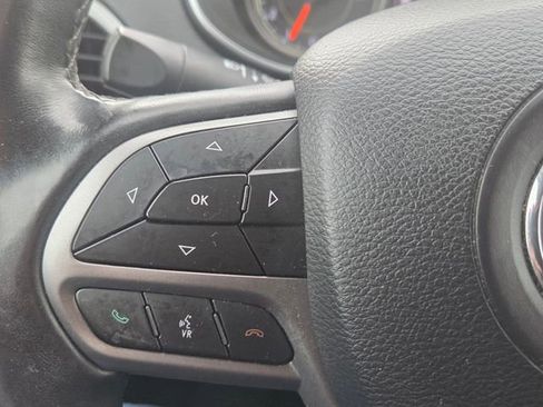 Used 2019 Jeep Cherokee Latitude w/ Cold Weather Group AWD/4WD image 37