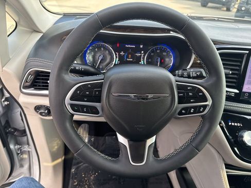 Used 2024 Chrysler Pacifica Limited image 14
