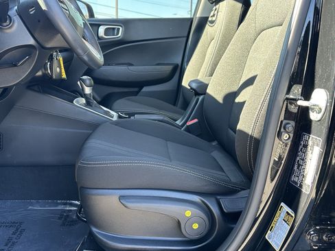 Used 2023 Hyundai Venue SEL image 12