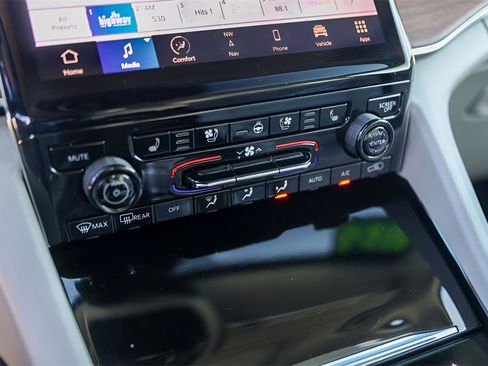 Used 2023 Jeep Grand Cherokee Summit w/ Luxury Tech Group V image 18