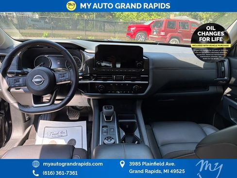 Used 2025 Nissan Pathfinder SL AWD/4WD image 12