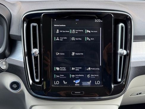 Used 2021 Volvo XC40 T5 Momentum w/ Premium Package image 36