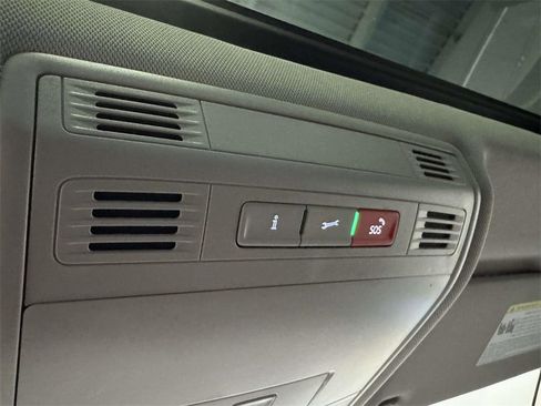 Used 2022 Volkswagen Taos SE image 30