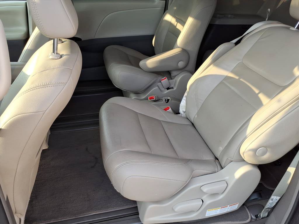Used 2019 Toyota Sienna XLE w/ XLE Navigation Package FWD image 7
