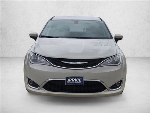 Used 2017 Chrysler Pacifica Touring Plus w/ Tire & Wheel Group FWD image 2