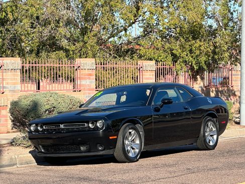 Used 2018 Dodge Challenger SXT image 1