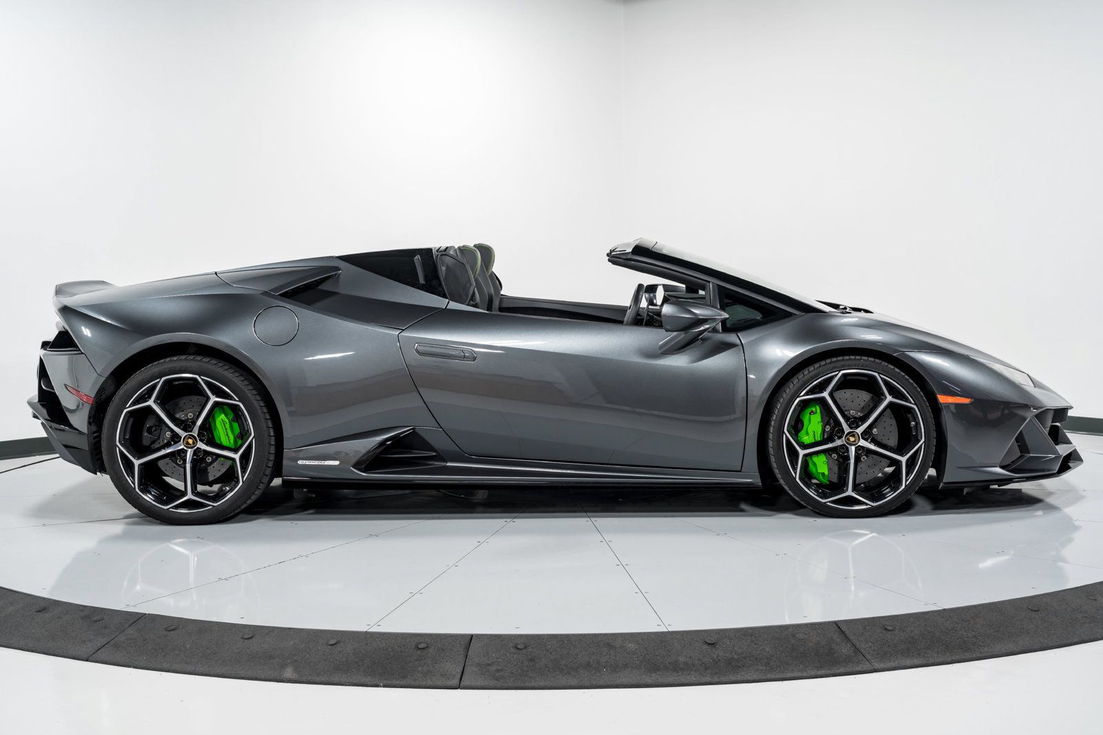 Used 2020 Lamborghini Huracan EVO AWD/4WD image 2