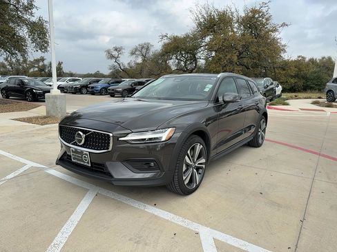 Certified 2025 Volvo V60 B5 Cross Country Plus image 2