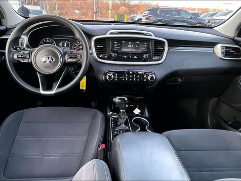 Used 2017 Kia Sorento LX image 12