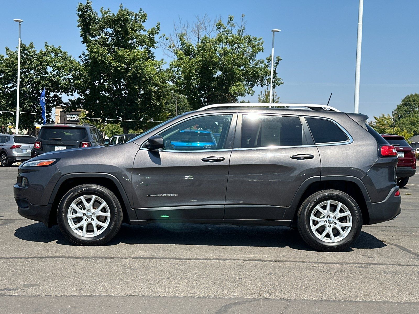 Used 2018 Jeep Cherokee Latitude Plus w/ Comfort/Convenience Group AWD/4WD image 7