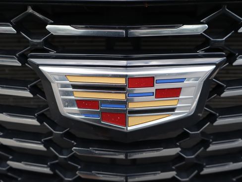 Used 2023 Cadillac XT4 Luxury w/ Cold Weather Package AWD/4WD image 48