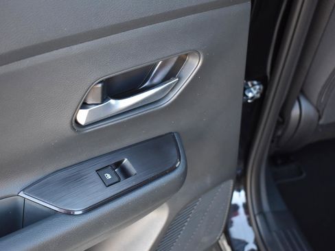 Certified 2025 Nissan Kicks SV image 27