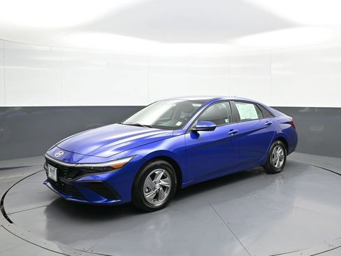 Used 2025 Hyundai Elantra SE FWD image 10