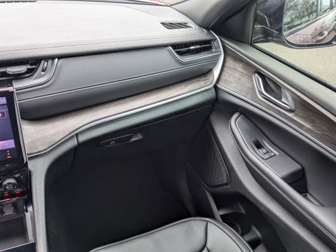 New 2025 Jeep Grand Cherokee L Limited w/ Luxury Tech Group II AWD/4WD image 18