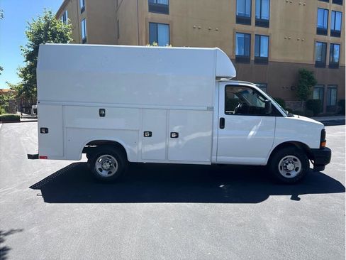 Used 2017 Chevrolet Express 3500 RWD image 6