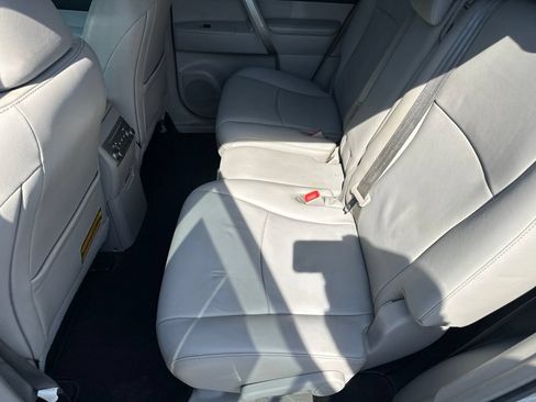Used 2013 Toyota Highlander SE FWD image 16