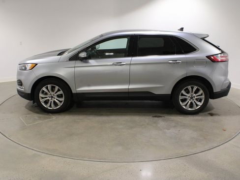 Used 2022 Ford Edge Titanium image 2