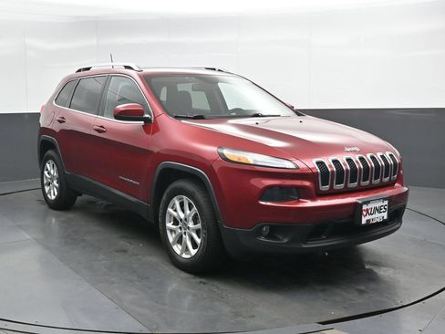 Used 2017 Jeep Cherokee Latitude w/ Cold Weather Group AWD/4WD image 4