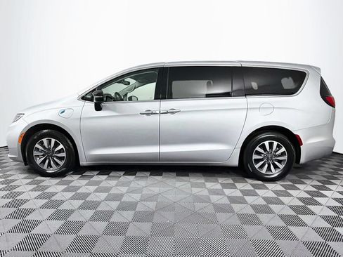 Used 2024 Chrysler Pacifica Limited FWD image 7