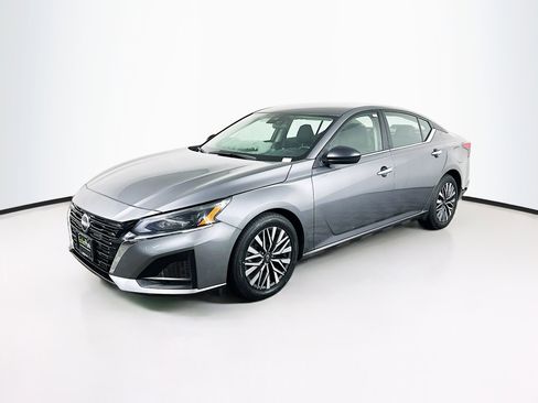 Used 2024 Nissan Altima 2.5 SV image 3