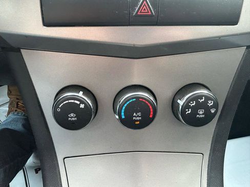 Used 2010 Chrysler Sebring Touring FWD image 21