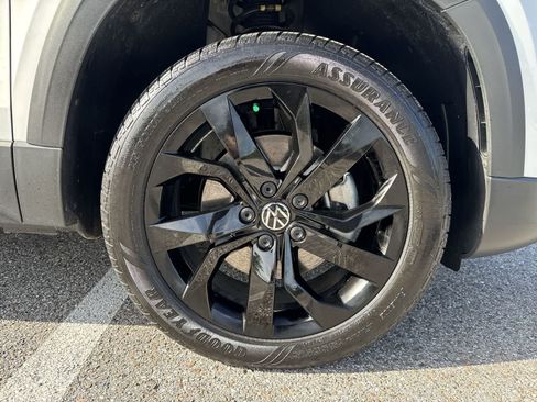 Certified 2024 Volkswagen Taos SE w/ Panoramic Sunroof Package FWD image 12