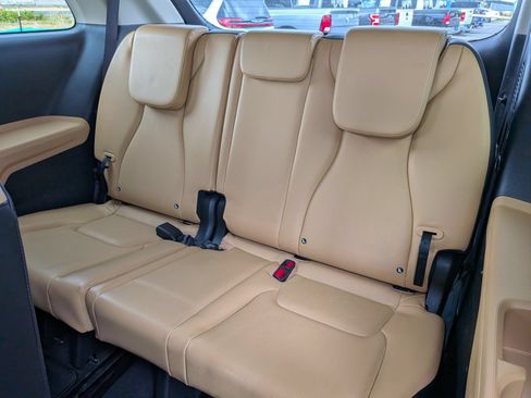 Used 2024 Kia Carnival LX FWD image 27