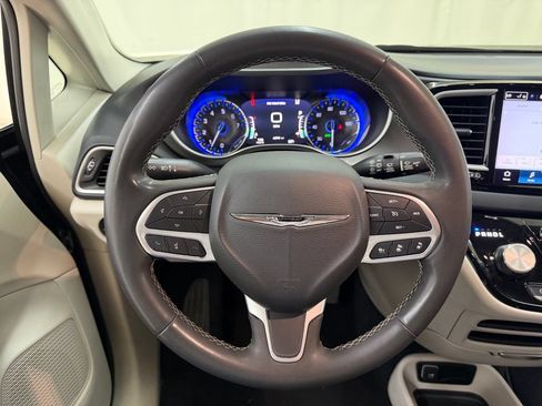 Used 2023 Chrysler Pacifica Touring-L FWD image 21