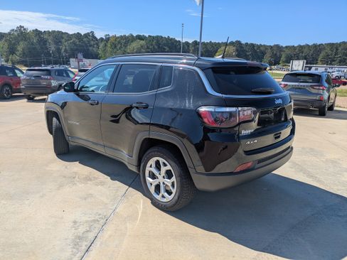 Used 2024 Jeep Compass Latitude image 6