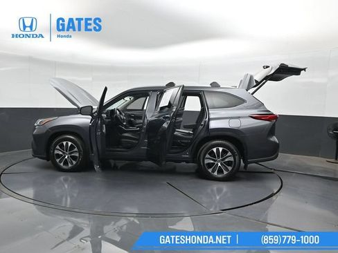 Used 2020 Toyota Highlander XLE AWD/4WD image 57