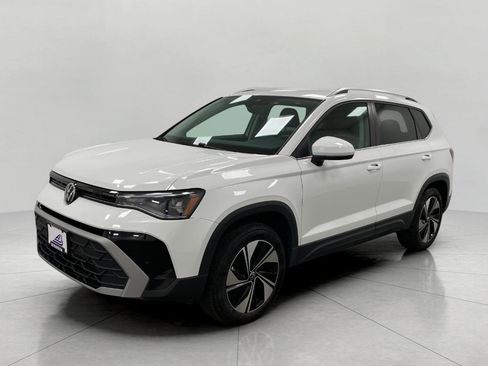 Used 2025 Volkswagen Taos SE AWD/4WD image 9
