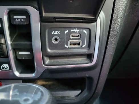 Used 2018 Jeep Wrangler Unlimited Rubicon w/ Dual Top Group AWD/4WD image 19