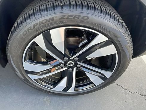 Used 2025 Volvo XC40 B5 Plus AWD/4WD image 29