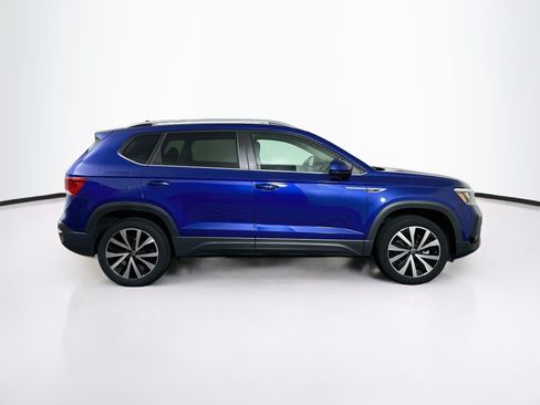 Used 2024 Volkswagen Taos SE w/ Panoramic Sunroof Package FWD image 10