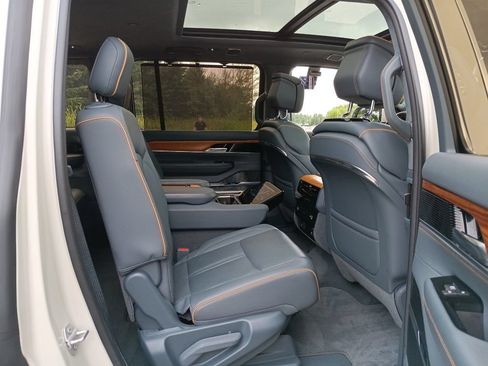 Used 2022 Jeep Grand Wagoneer Series II w/ Premium Group II AWD/4WD image 24