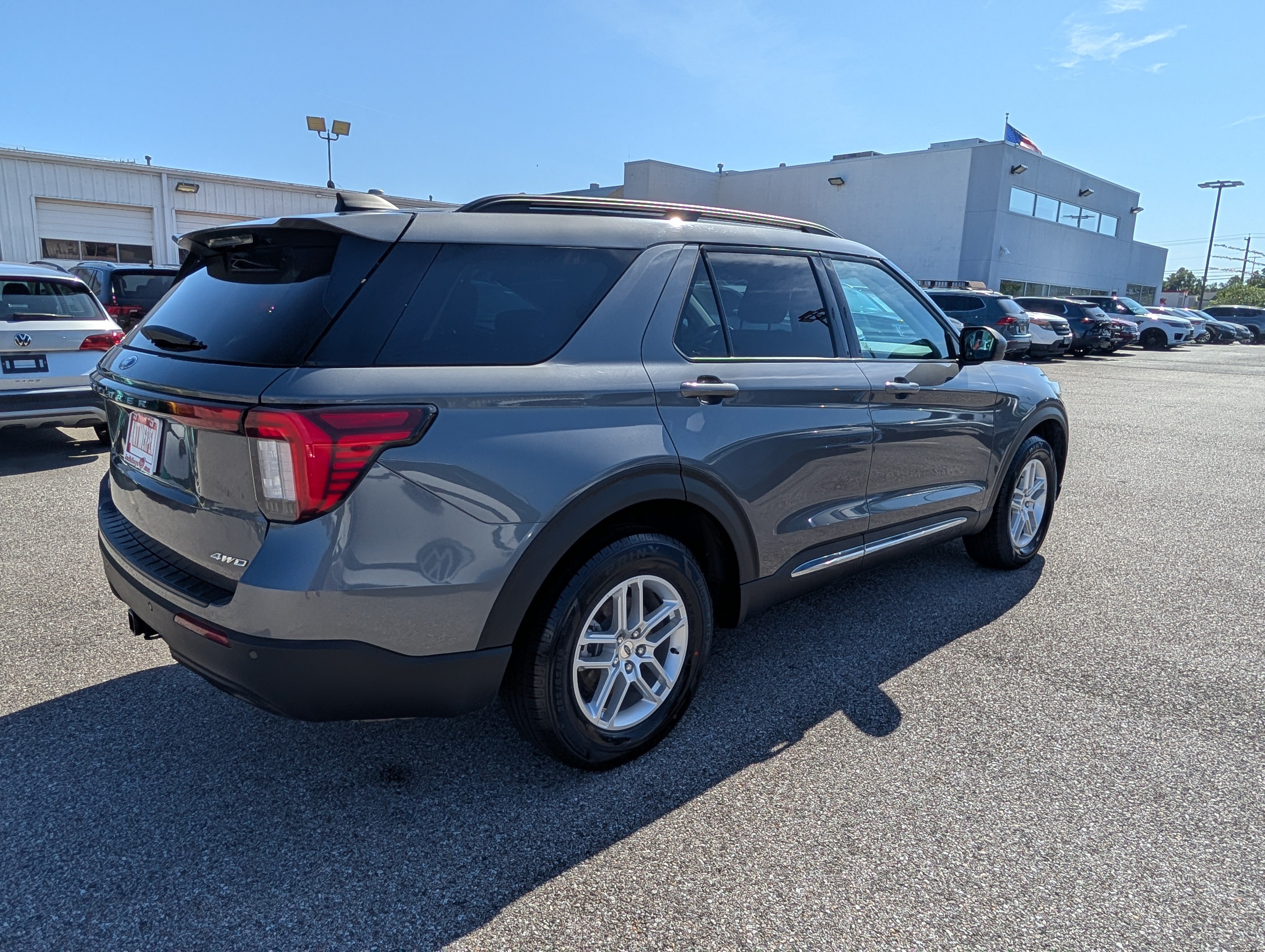 Used 2025 Ford Explorer Active AWD/4WD image 3
