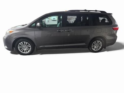 Used 2017 Toyota Sienna XLE image 7