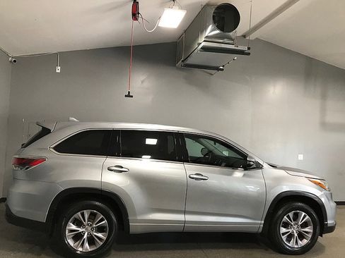 Used 2015 Toyota Highlander Plus AWD/4WD image 2