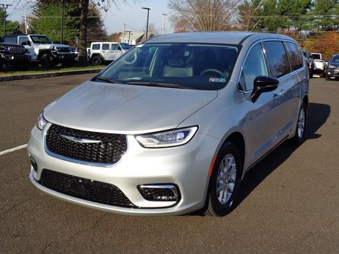 Certified 2024 Chrysler Pacifica Touring-L image 4