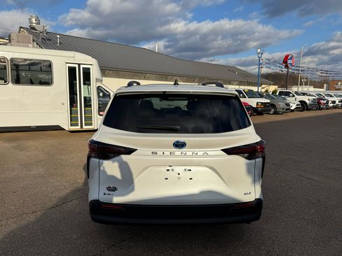 Used 2025 Toyota Sienna XLE image 5