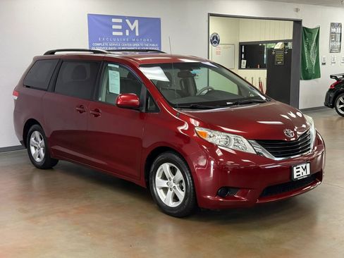 Used 2011 Toyota Sienna LE FWD image 2