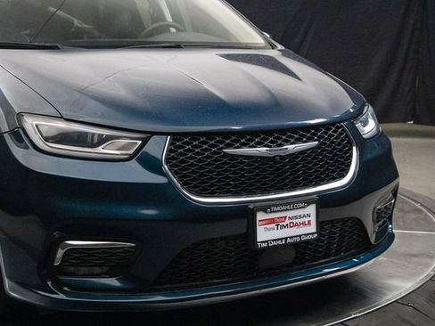 Used 2023 Chrysler Pacifica Limited FWD image 3