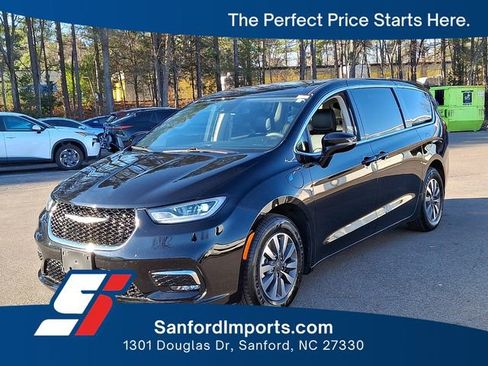 Used 2024 Chrysler Pacifica Limited FWD image 1